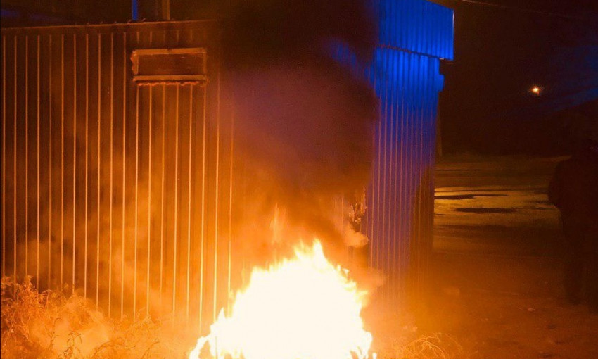 Пожар в Днепре: сотрудники ГСЧС тушили киоск на Слобожанском проспекте