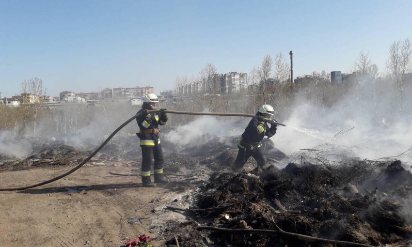 Пожар в Днепре: спасатели тушили мусор рядом с кладбищем 