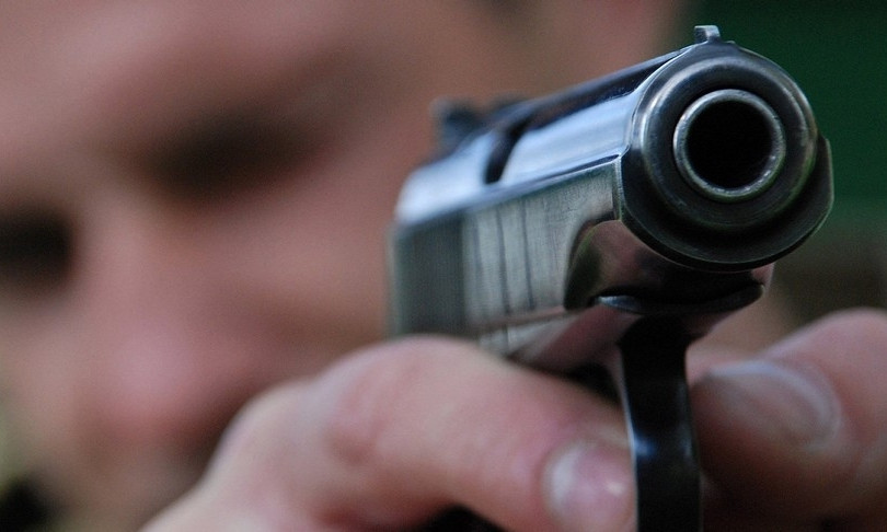 Житель Днепропетровщины угрожал матери пистолетом 