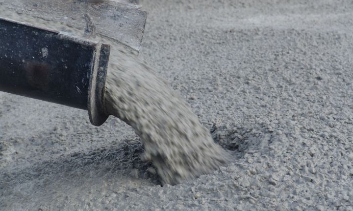 Селяне Днепропетровщины льют дорогу из бетона 