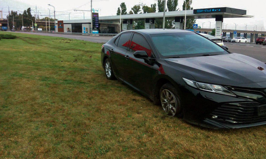 ДТП в Днепре: пьяный водитель Toyota Camry вылетел на газон 