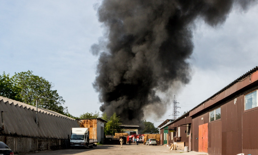 Пожар в Днепре: сотрудники ГСЧС тушили склад