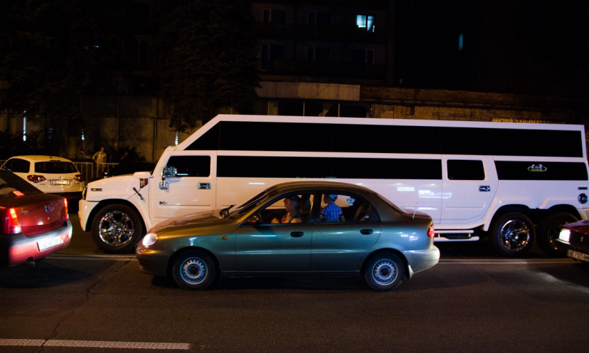 ДТП в Днепре: на Набережной поломался лимузин