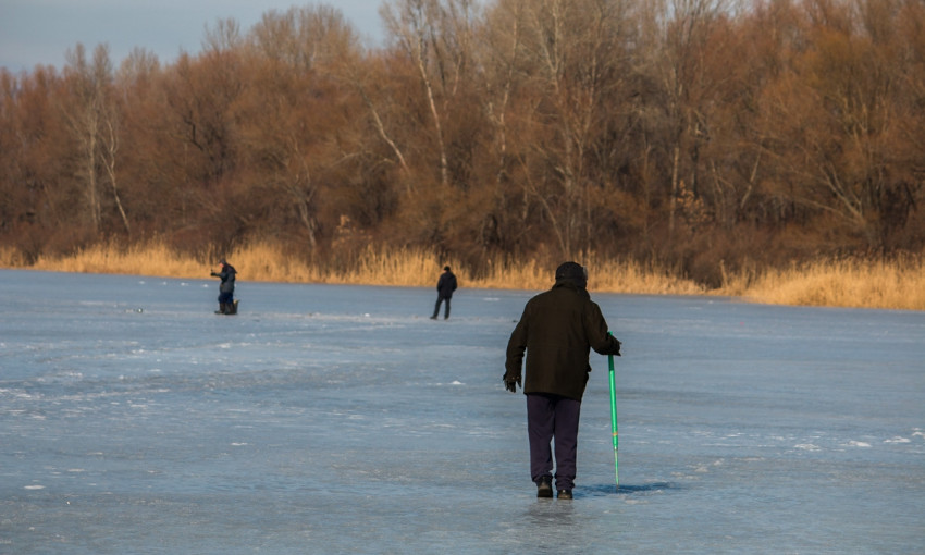 В Днепре спасатели просят рыбаков не выходить на лед