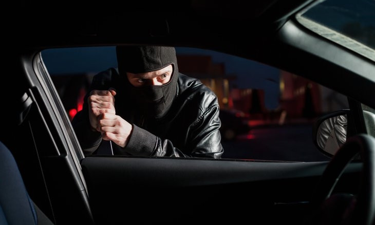 В Днепре грабители в масках украли 200 тысяч из автомобиля 