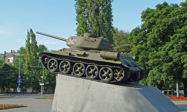 Что знают днепряне о танке в центре города?
