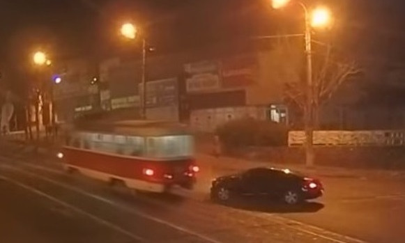 ДТП на Днепропетровщине: авто врезалось в трамвай