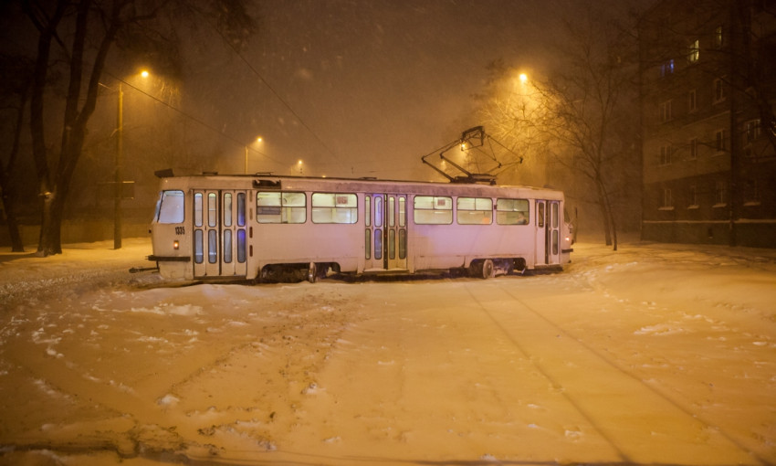 В Днепре из-за снега трамвай сошел с рельсов 