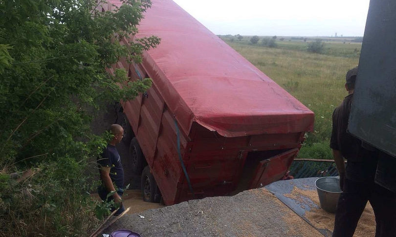 ЧП на Днепропетровщине: под весом грузового авто рухнул мост 