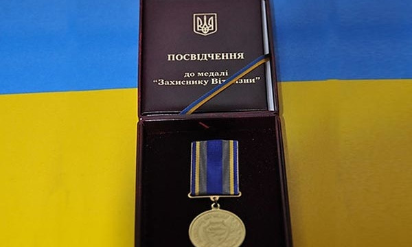 Мэр Днепра наградил спасателей медалями 