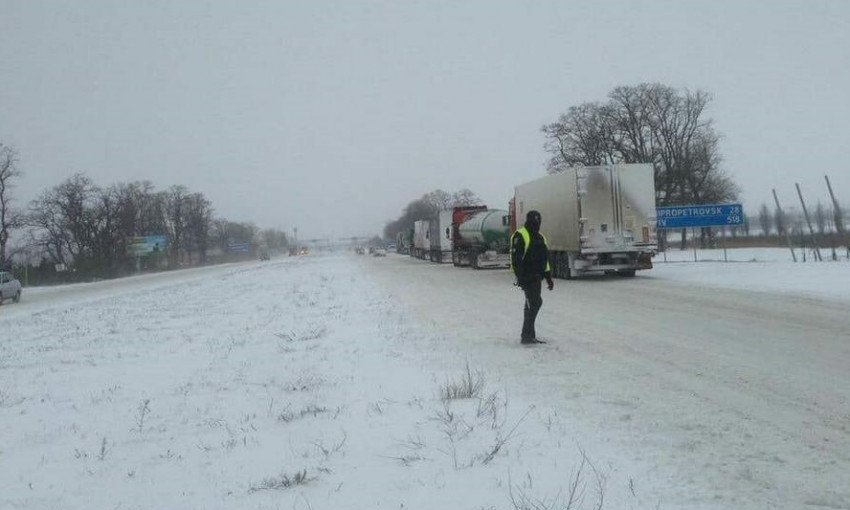 Циклон в Днепре: из-за снегопада ограничили движение большегрузного транспорта