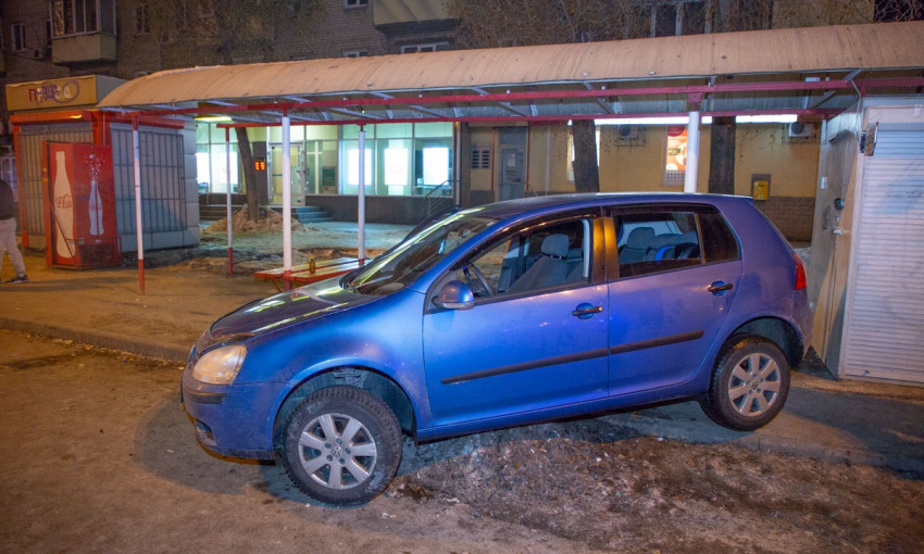 В Днепре пьяный водитель застрял в снегу на остановке 