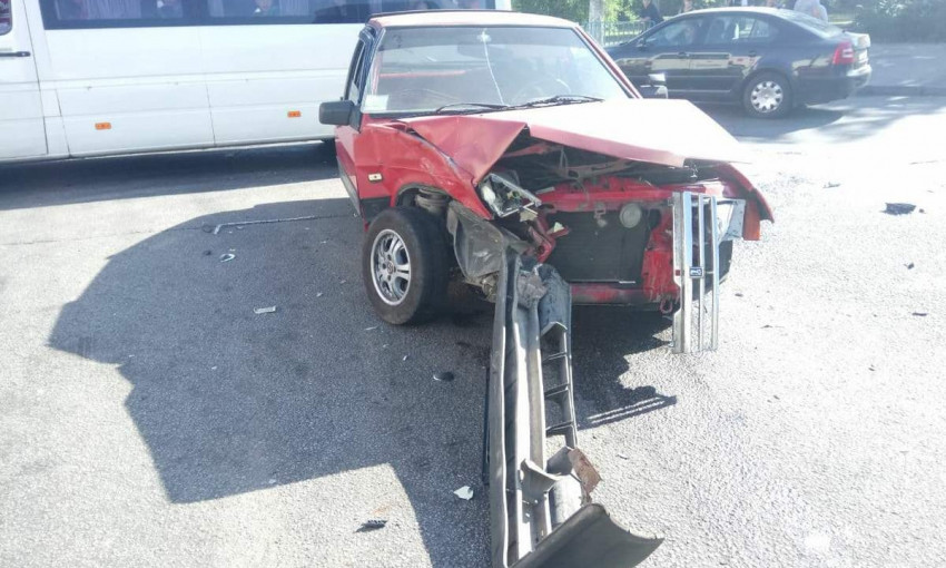ДТП в Днепре: на перекрестке столкнулись три авто