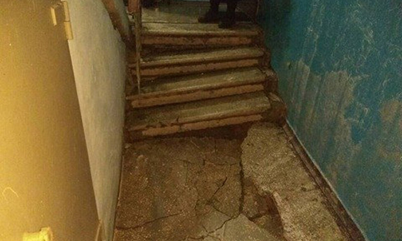 ЧП в Кривом Роге: из-за прорыва трубы в доме обрушилась лестница