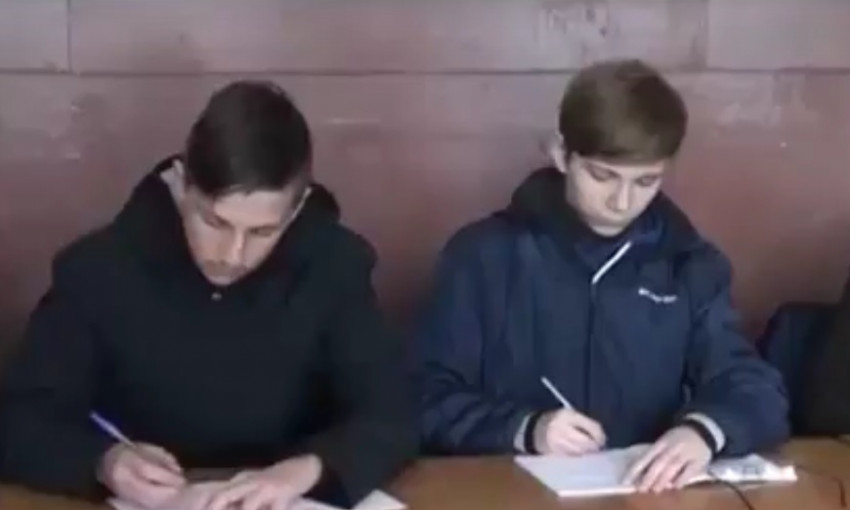 На Днепропетровщине студенты из-за холода учатся в куртках