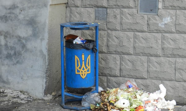 В Днепре появились мусорники с гербом