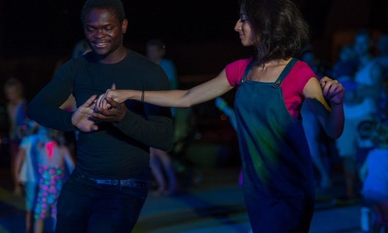 Социальные танцы в Днепре: горожане танцуют на Набережной 