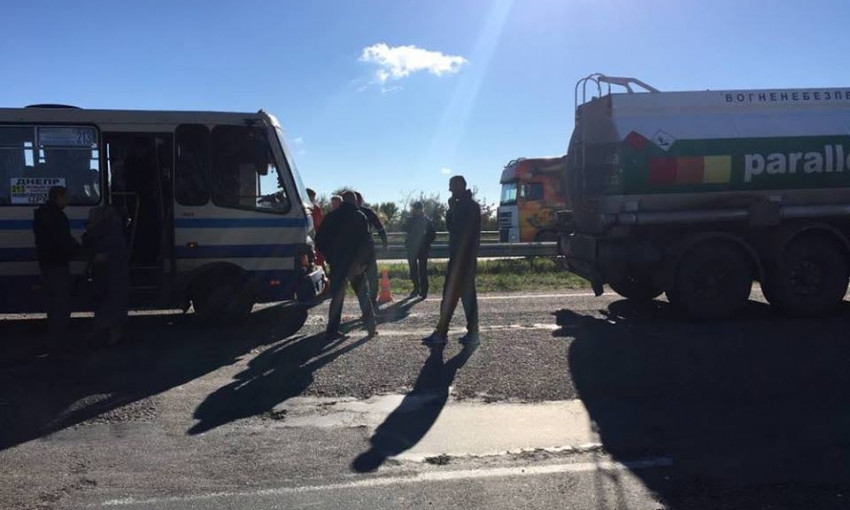 ДТП под Днепром: на дороге столкнулись маршрутка и грузовик