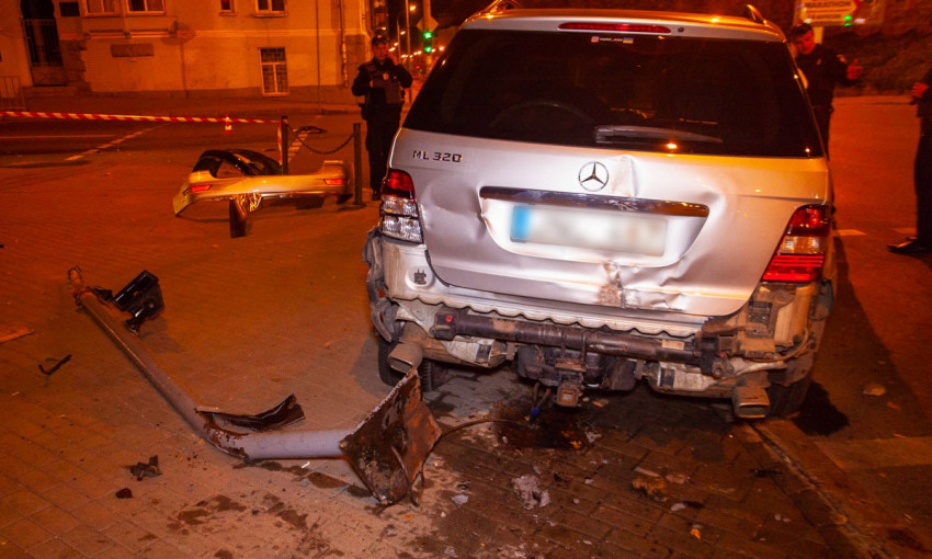 ДТП в Днепре: на перекрестке столкнулись автомобили Opel и Mercedes