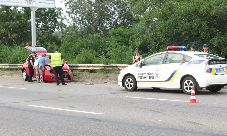 ДТП в Днепре: автомобиль врезался в отбойник 