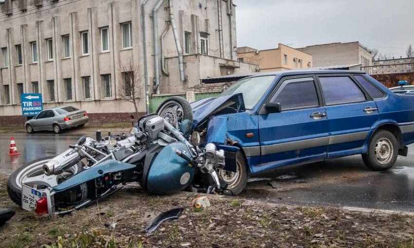 ДТП в Днепре: на дороге столкнулись мотоцикл и ВАЗ