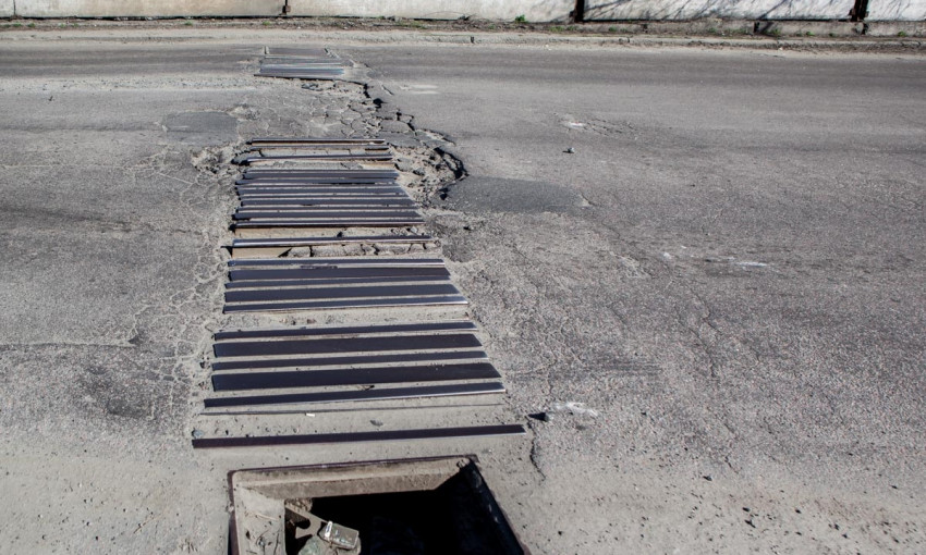 Дороги Днепра: ямы и сломанные ливневые стоки на улице Маяковского 
