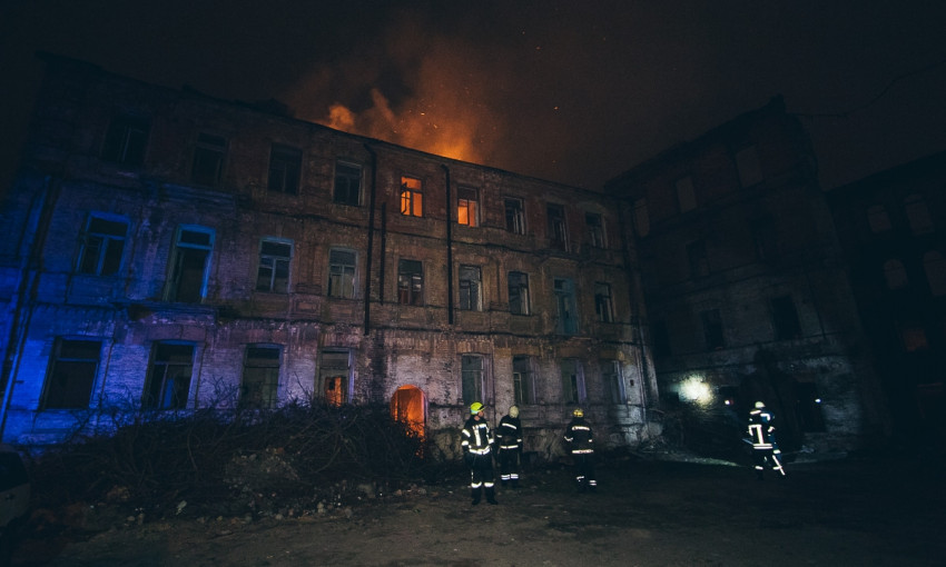 Пожар в Днепре: сотрудники ГСЧС тушили здания напротив «Мост-сити»