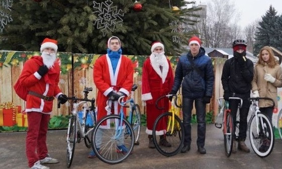 На Днепропетровщине Деды Морозы на велосипедах дарили подарки