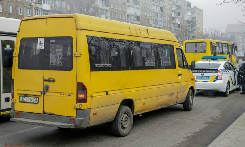 ДТП в Днепре: на Слобожанском проспекте столкнулись маршрутка и мопед