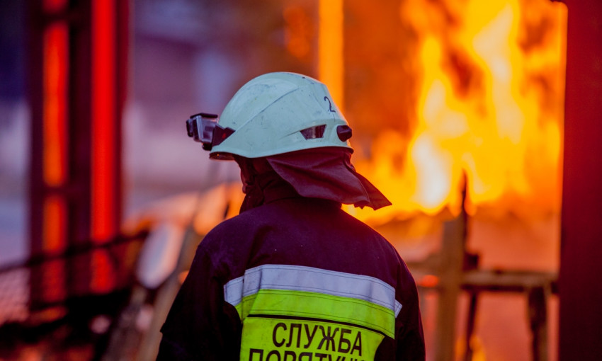 Пожар в Днепре: сотрудники ГСЧС тушили склад 