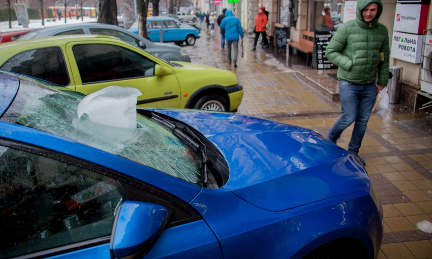 "Сосулькопад" в Днепре: ледяная глыба пробила автомобиль 