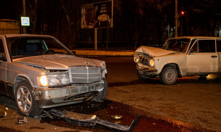 ДТП в Днепре: на дороге столкнулись ВАЗ и Mercedes