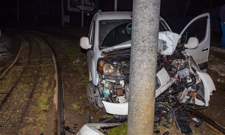 ДТП в Днепре: пьяный водитель врезался в столб