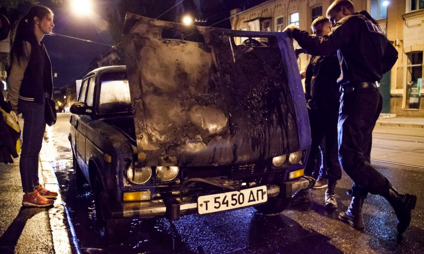 ДТП в Днепре: автомобиль загорелся на ходу 