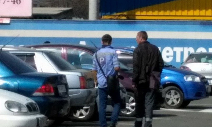 В Днепре автомобилисты платят незаконным парковщикам 