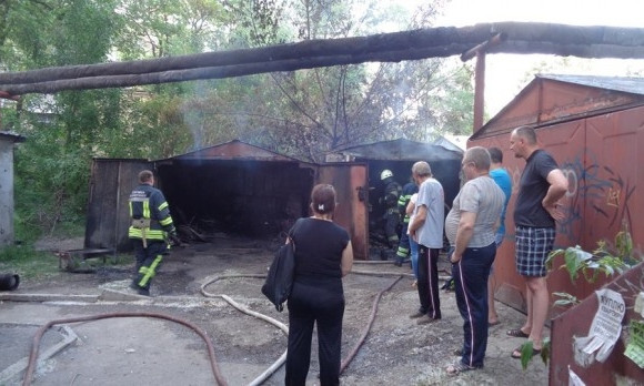Взрывы в Днепре: на Караваева загорелись гаражи