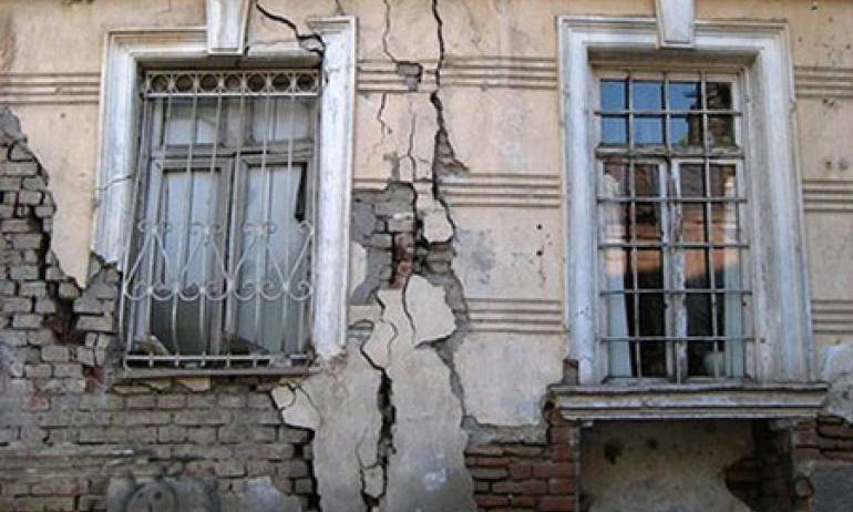 Жители Днепропетровщины боятся жить в аварийном доме 