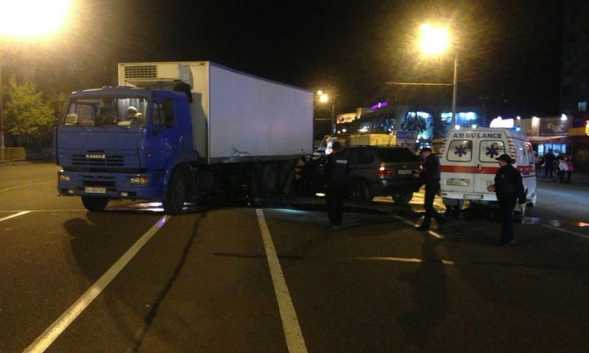 На Слобожанском проспекте столкнулись авто и грузовик