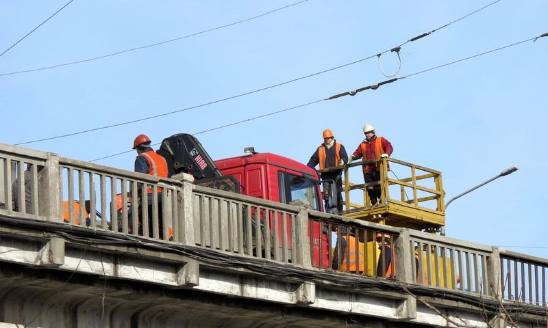 Ремонт на Новом мосту: рабочие сняли провода 