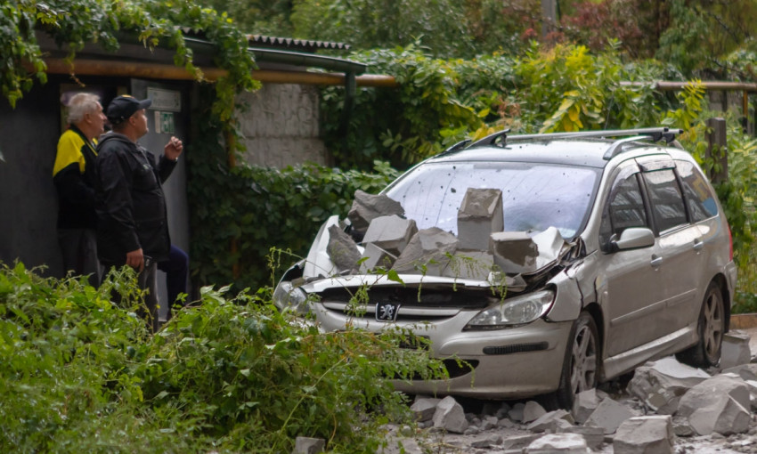 В Днепре на припаркованное авто упала стена новостройки