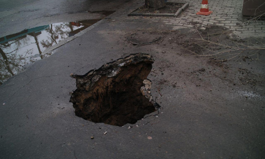 Дыра в центре Днепра: на проспекте Яворницкого провалился асфальт 