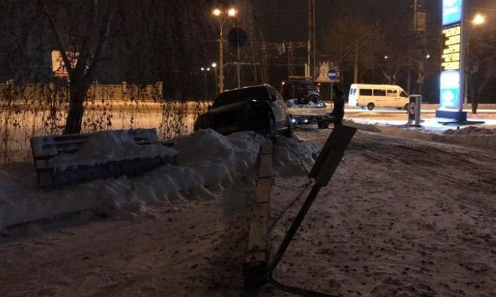 ДТП под Днепром: девушка на авто протаранила столб 