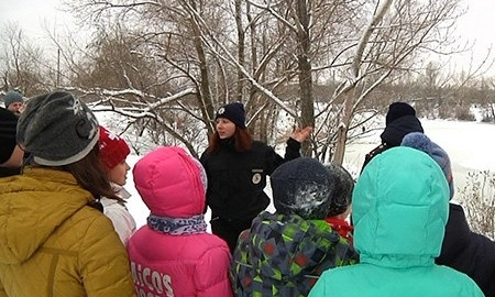 Полиция Днепра предостерегает школьников от прогулок по льду 