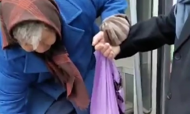 Под Днепром пенсионерку выгнали из трамвая из-за ее запаха 