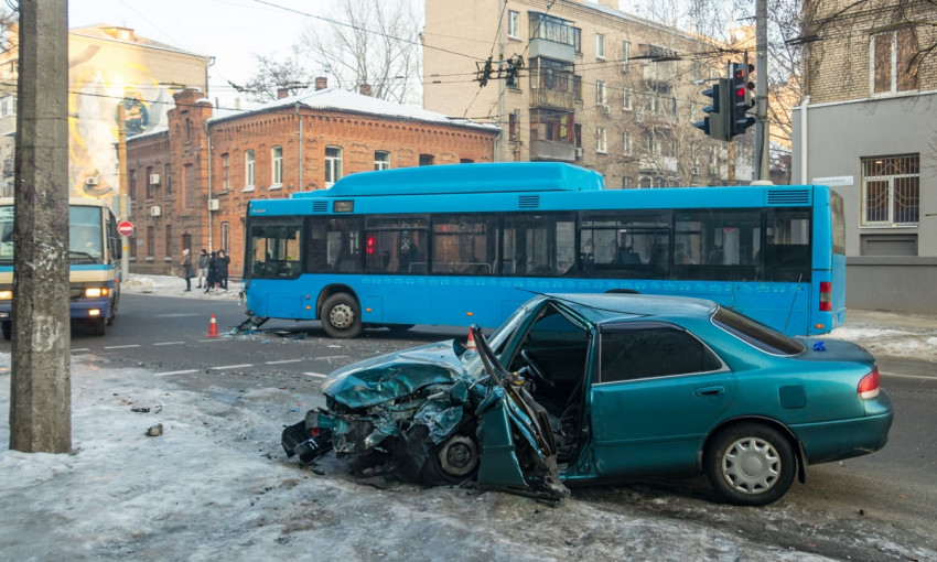 ДТП в Днепре: в центре столкнулись автобус № 88 и Mazda