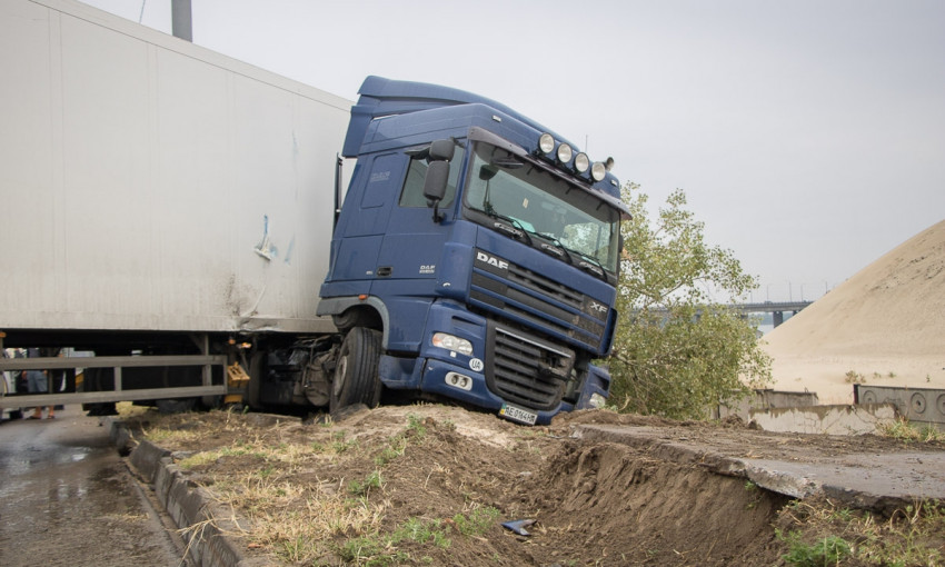ДТП в Днепре: грузовик слетел в кювет