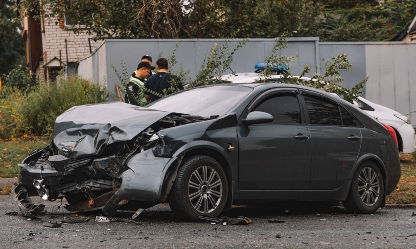 ДТП в Днепре: на Орловской столкнулись два Nissan