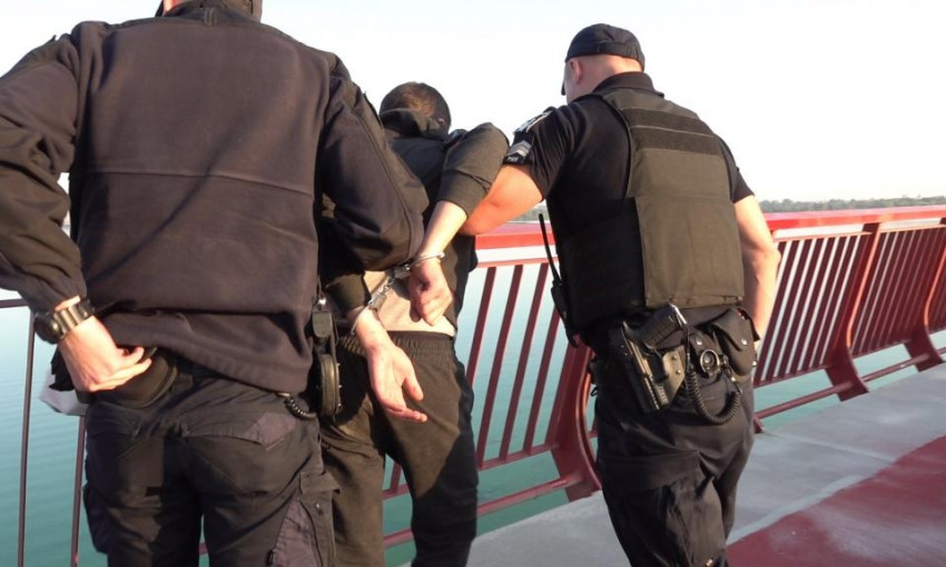 ЧП в Днепре: пьяный мужчина пытался спрыгнуть с Нового моста 