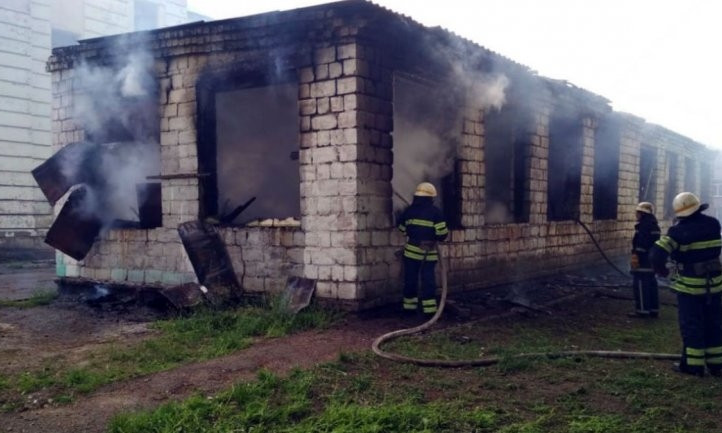 Пожар на Днепропетровщине: сотрудники ГСЧС тушили мастерскую