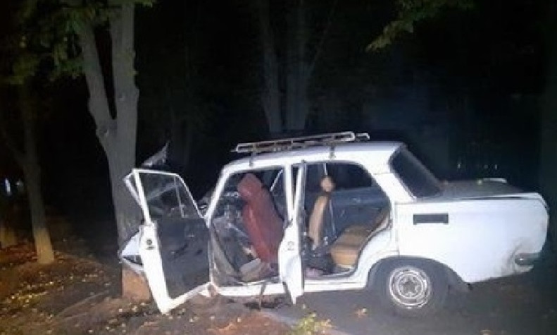 ДТП на Днепропетровщине: пьяный водитель на "Москвиче" врезался в дерево